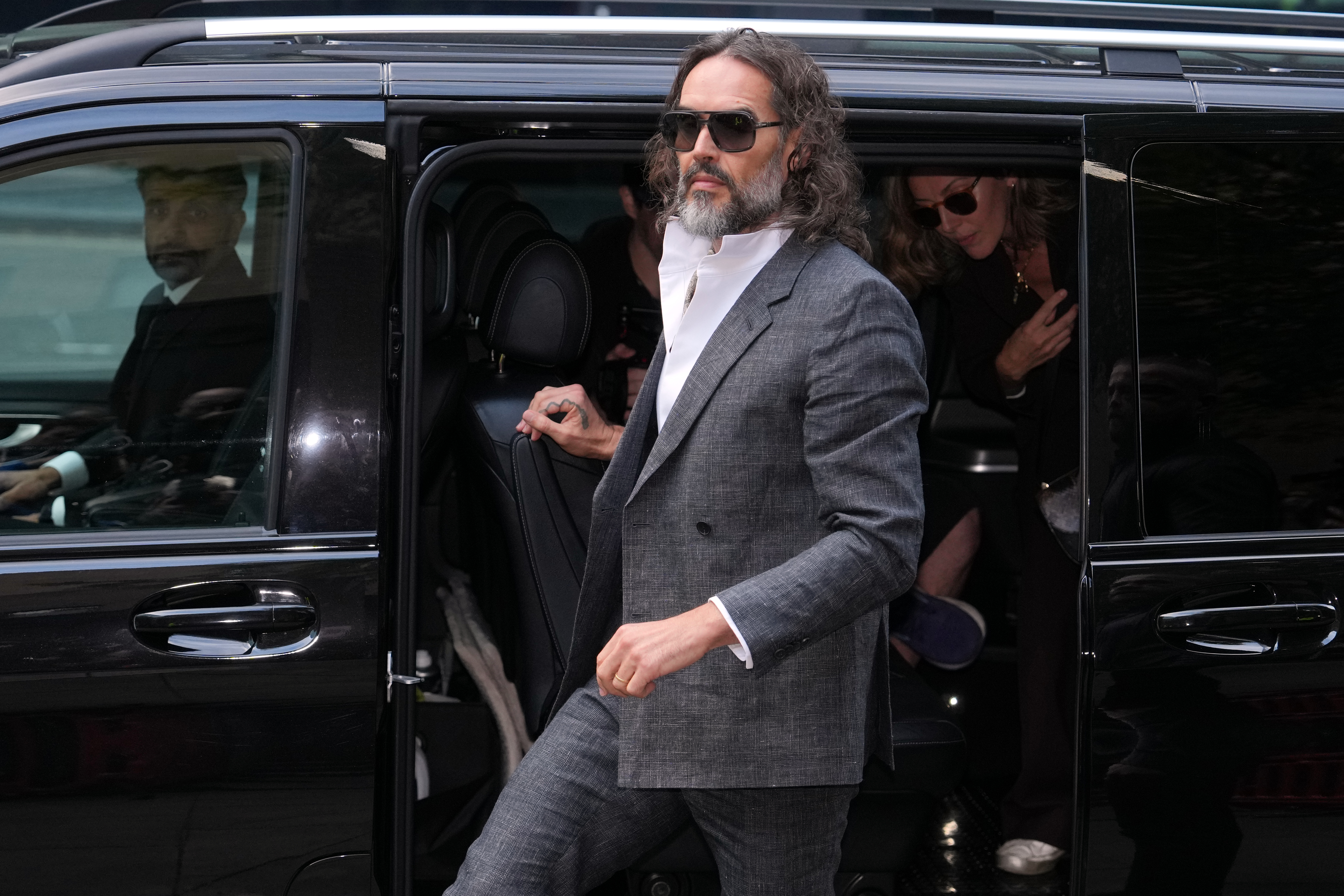 Exactor Russell Brand enfrenta siete cargos en un juicio que duraría dos meses ...