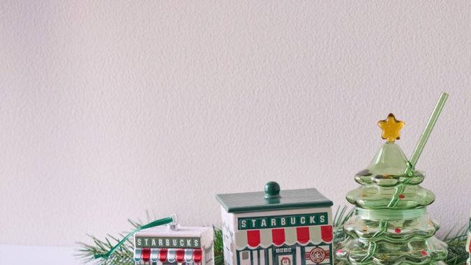 Starbucks. Detalle de la colección Holiday Village, inspirada en los colores clásicos y los orígenes de Starbucks en Seattle.