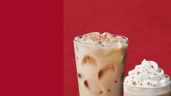Nuevas bebidas de temporada de Starbucks, como el Tiramisú Velvet Latte y el Refresco de Manzana y Granada.