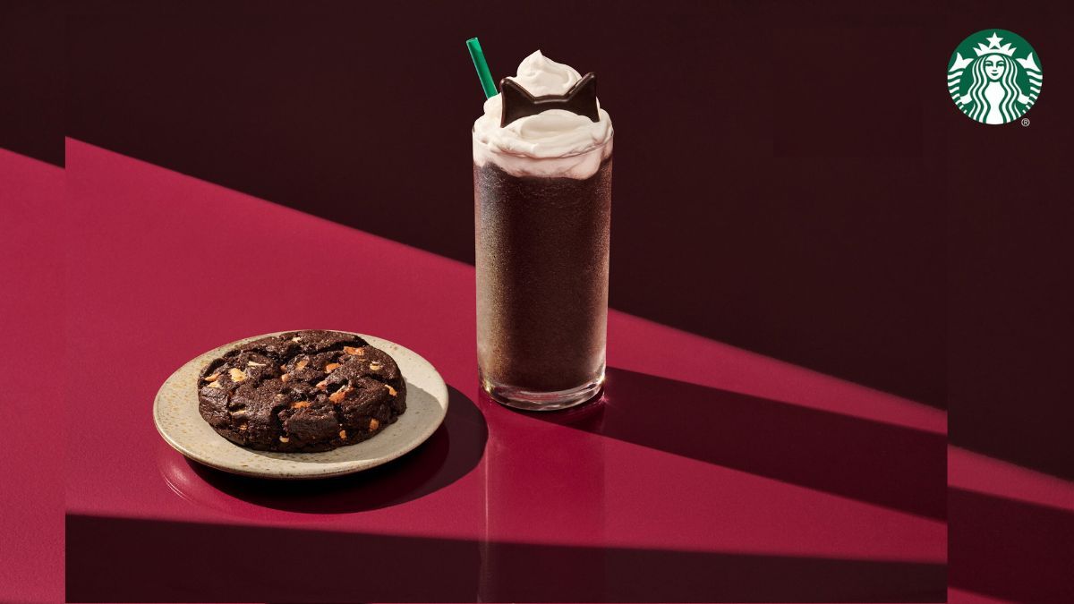 Starbucks celebra Halloween con el Black Cat Frappuccino y una galleta Black Night Cookie