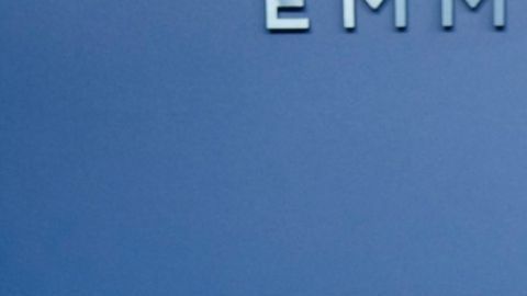 Stephen Amell encarna a Hobbie Buchanan, el capitán de los salvavidas que deberá afrontar la llegada inesperada de su hija