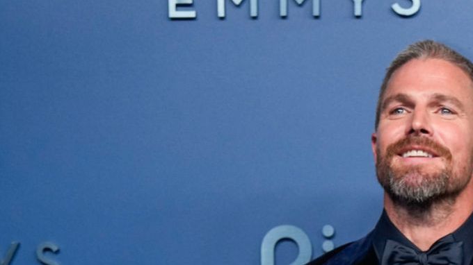Stephen Amell encarna a Hobbie Buchanan, el capitán de los salvavidas que deberá afrontar la llegada inesperada de su hija
