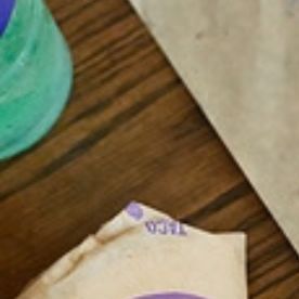 Sobres de la nueva salsa Duo Habanero de Taco Bell, diseñados con consejos y frases en nueve idiomas diferentes gracias a su alianza con Duolingo.