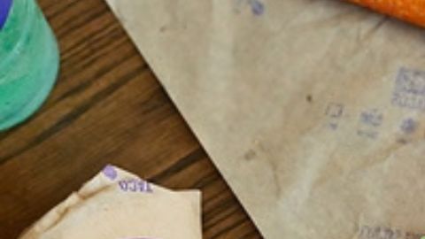 Sobres de la nueva salsa Duo Habanero de Taco Bell, diseñados con consejos y frases en nueve idiomas diferentes gracias a su alianza con Duolingo.