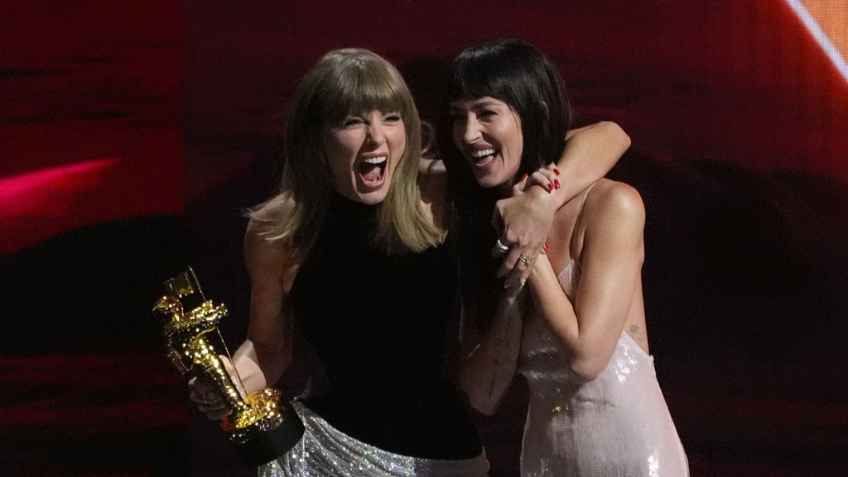 Taylor Swift apareció de sorpresa en el monólogo de Dakota Johnson en "Saturday Night Live"
