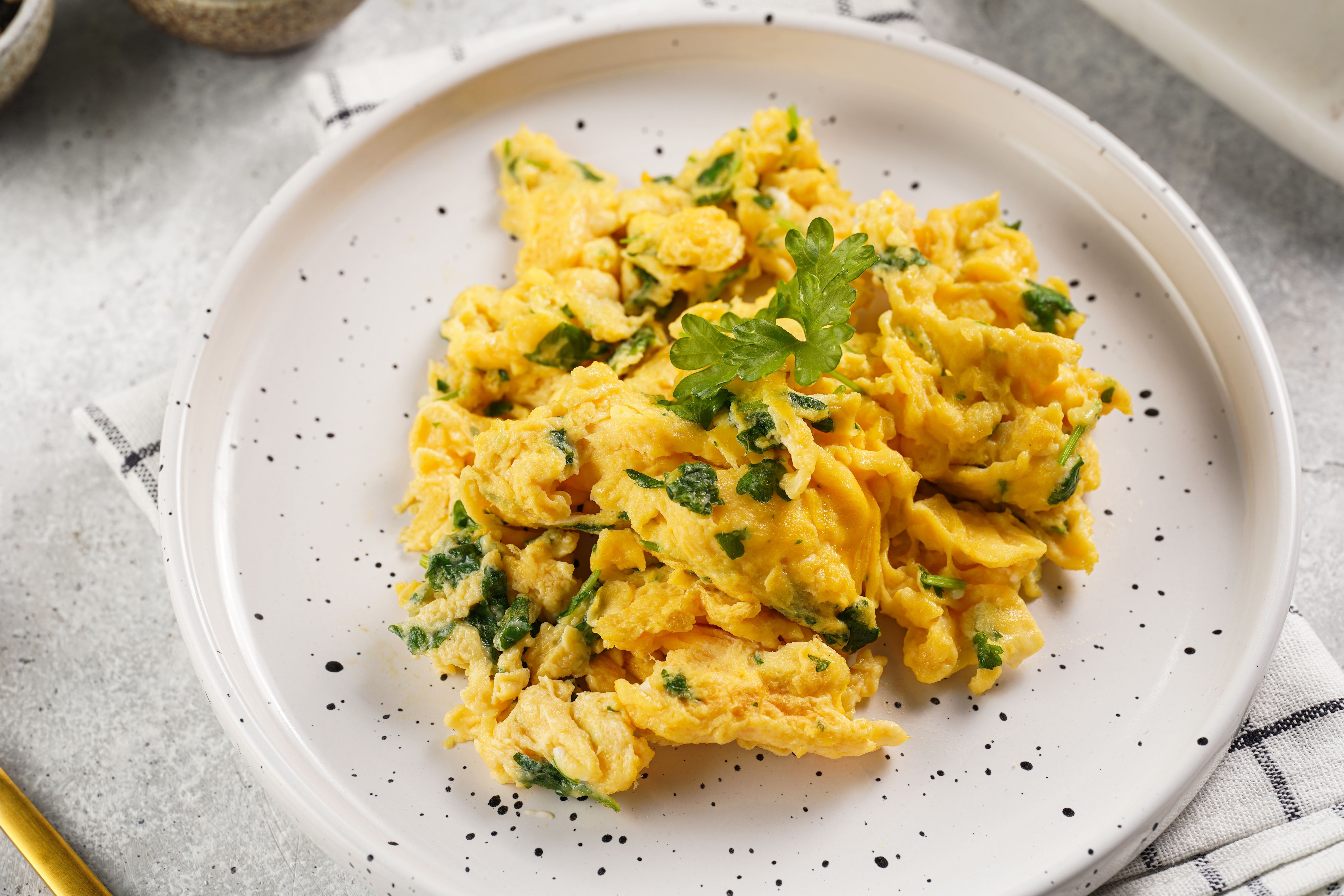 3 trucos de cocina para mejorar tus comidas: huevos esponjosos y café menos amargo
