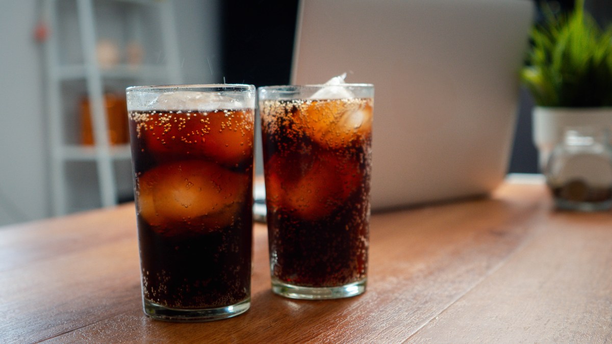 Agua con gas, bebidas saborizadas y gaseosas cero: ¿cómo afectan realmente al colon y a la diabetes?