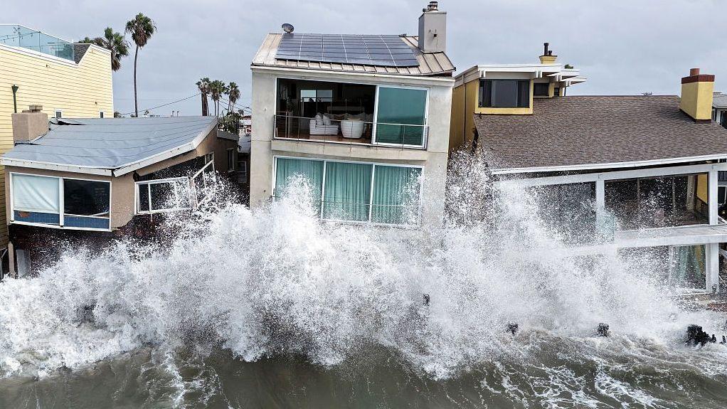 Olas de hasta cinco metros golpean la costa de México y California