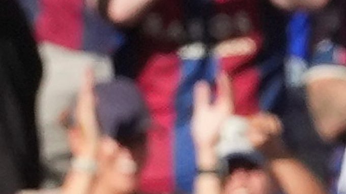 Roger Brugué, del Levante, celebra tras marcar el segundo gol de su equipo durante el partido de la Liga española entre el Levante y el Barcelona. Imagen referencial.