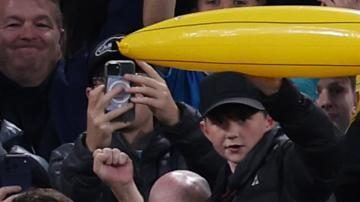 Los jugadores del Manchester celebran con los aficionados tras ganar el partido de la Premier League inglesa contra el Liverpool FC en Liverpool, Reino Unido, el 11 de octubre de 2026.