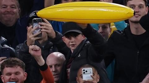 Los jugadores del Manchester celebran con los aficionados tras ganar el partido de la Premier League inglesa contra el Liverpool FC en Liverpool, Reino Unido, el 11 de octubre de 2026.