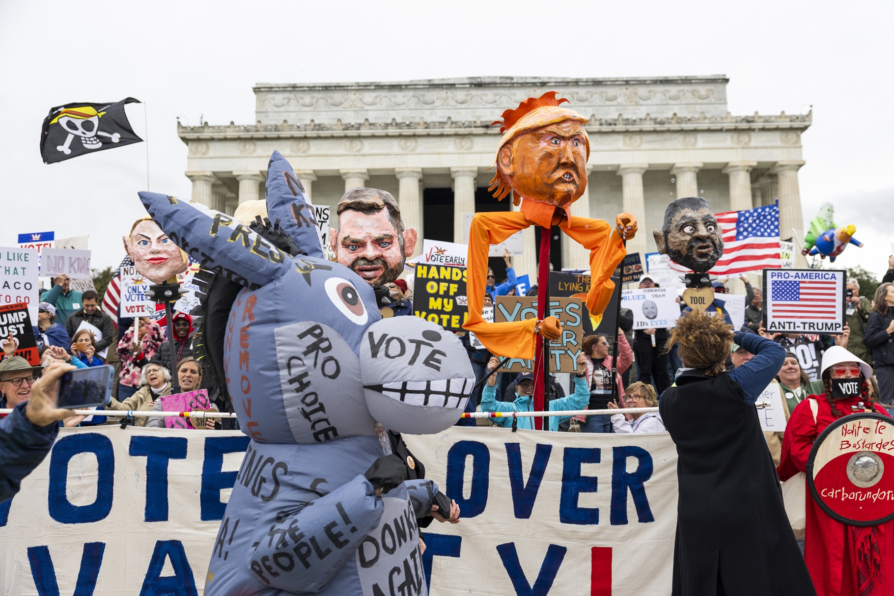 Miles de manifestantes de ‘No Kings’ desafían a Trump con un llamado a votar temprano en EE.UU.