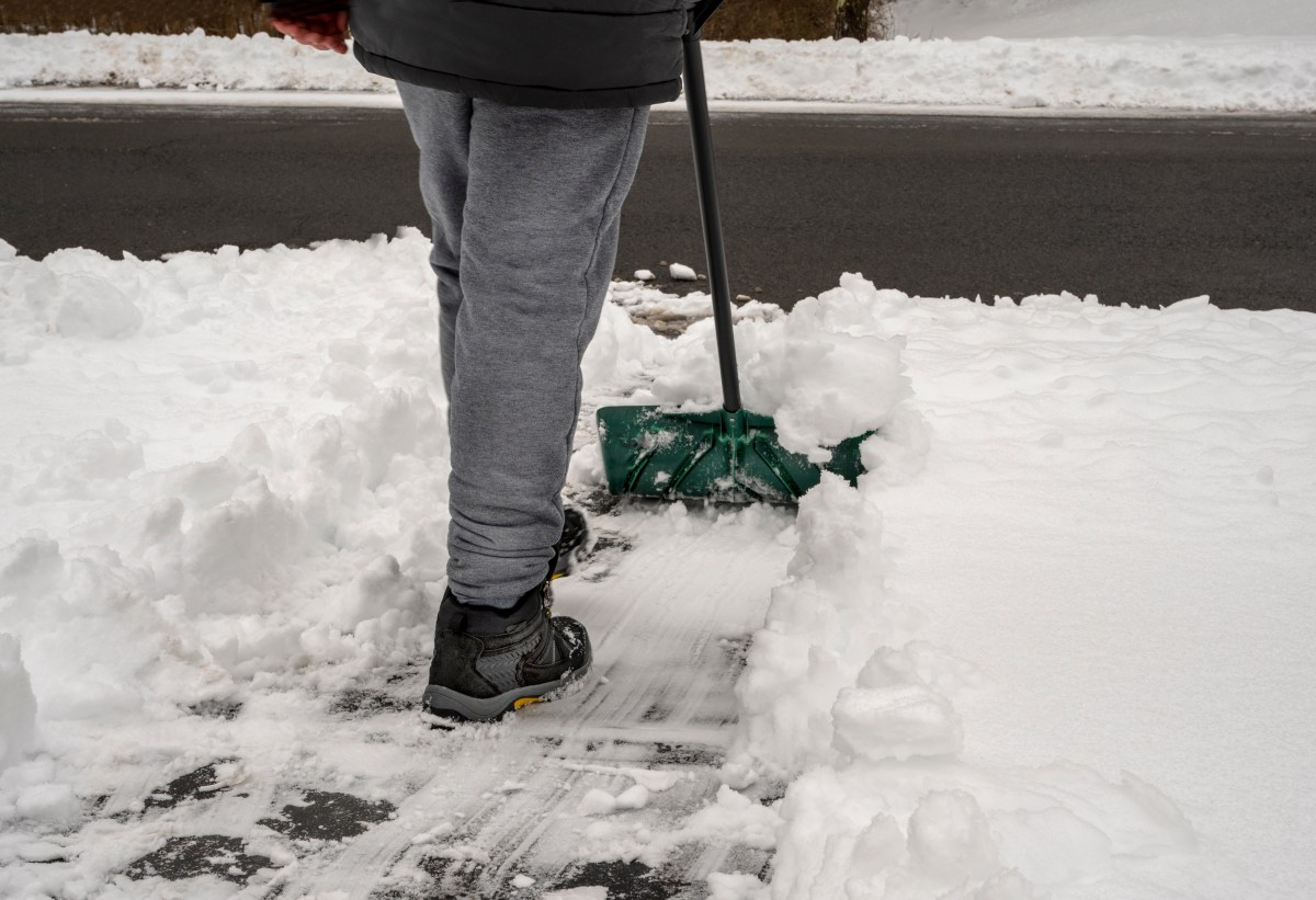 Nueva York multará con hasta $250 a quienes no retiren la nieve de las banquetas este 2026
