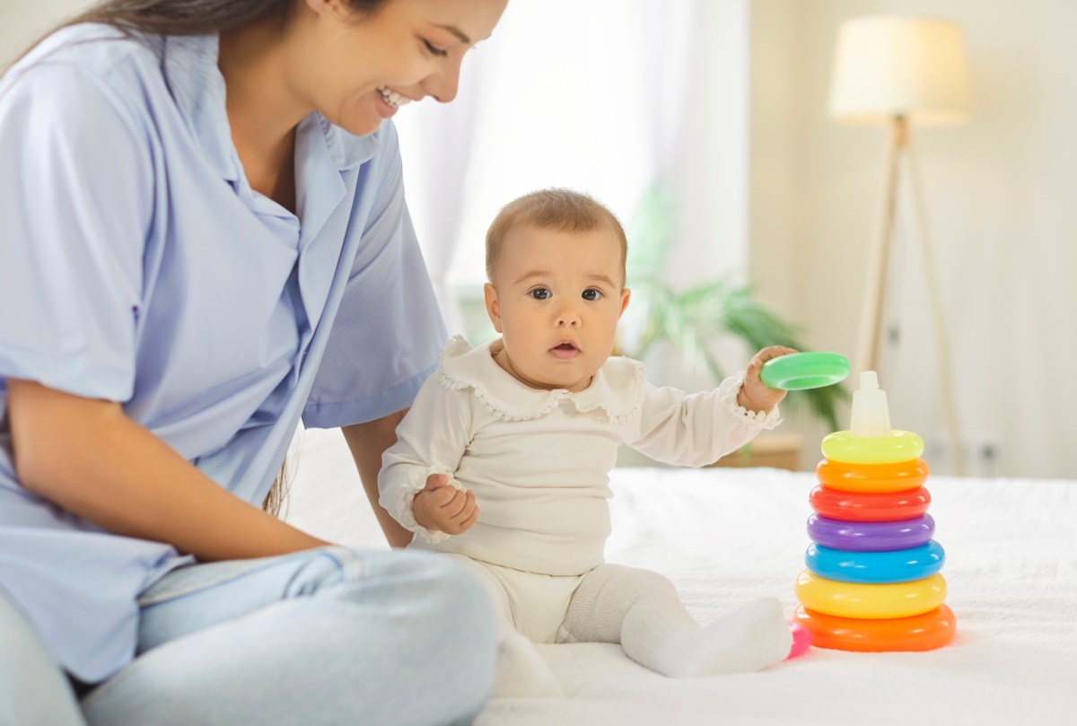 ¿Un familiar cuida a tu hijo mientras trabajas? NYC podría ayudarte a pagarle