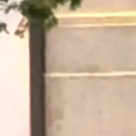 El NYPD dijo que los tres sujetos escaparon del área en dos sedanes Toyota Corolla distintos, después de usar los vehículos para bloquear las alcantarillas.