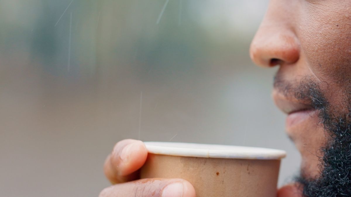Riesgo invisible en tu taza: esto dice la macroinvestigación sobre beber el té demasiado caliente