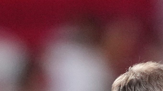 El entrenador del Barcelona, ​​Hansi Flick (izquierda), conversa con Lamine Yamal.